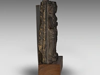 A gandharan grey schist relief panel depicting worshippers of the buddha, ancient region of gandhara, kushan period, 2nd-3rd c, fixed on a wooden base, total h 35 cm (+) - afbeelding 5 van  6