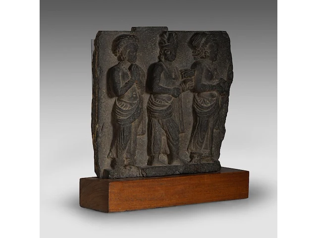A gandharan grey schist relief panel depicting worshippers of the buddha, ancient region of gandhara, kushan period, 2nd-3rd c, fixed on a wooden base, total h 35 cm (+) - afbeelding 6 van  6