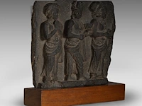 A gandharan grey schist relief panel depicting worshippers of the buddha, ancient region of gandhara, kushan period, 2nd-3rd c, fixed on a wooden base, total h 35 cm (+) - afbeelding 6 van  6