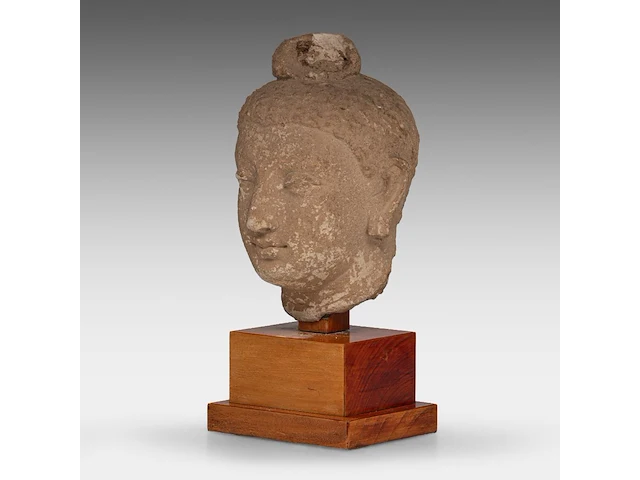 A gandharan stucco head of the buddha, ancient region of gandhara, 3rd-5thc, on a wooden base, total h 29 cm - afbeelding 2 van  6