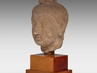 A gandharan stucco head of the buddha, ancient region of gandhara, 3rd-5thc, on a wooden base, total h 29 cm - afbeelding 2 van  6