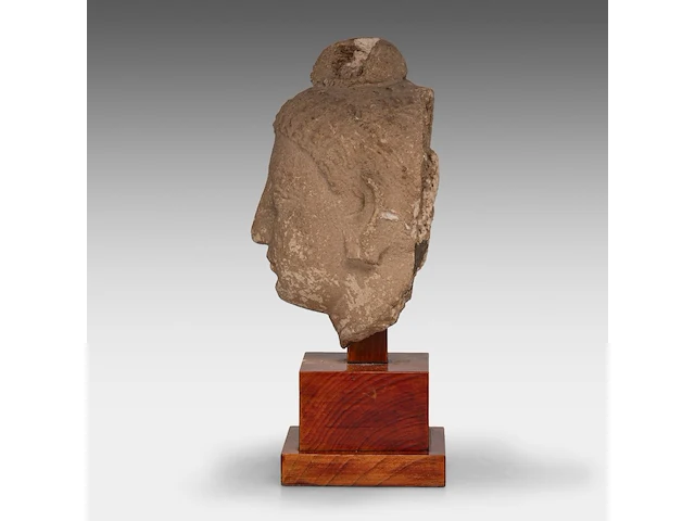 A gandharan stucco head of the buddha, ancient region of gandhara, 3rd-5thc, on a wooden base, total h 29 cm - afbeelding 3 van  6