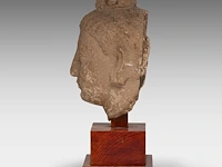 A gandharan stucco head of the buddha, ancient region of gandhara, 3rd-5thc, on a wooden base, total h 29 cm - afbeelding 3 van  6