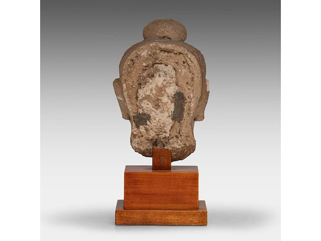 A gandharan stucco head of the buddha, ancient region of gandhara, 3rd-5thc, on a wooden base, total h 29 cm - afbeelding 4 van  6