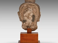 A gandharan stucco head of the buddha, ancient region of gandhara, 3rd-5thc, on a wooden base, total h 29 cm - afbeelding 4 van  6