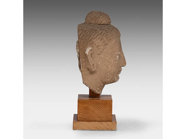 A gandharan stucco head of the buddha, ancient region of gandhara, 3rd-5thc, on a wooden base, total h 29 cm - afbeelding 5 van  6