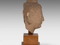 A gandharan stucco head of the buddha, ancient region of gandhara, 3rd-5thc, on a wooden base, total h 29 cm - afbeelding 5 van  6