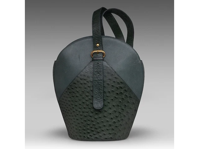 A green delvaux 'verdict' handbag in ostrich leather 37.5 cm. (14.75 in.) - afbeelding 1 van  10