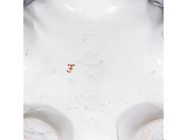 A green glazed ceramic jardinière on stand, decorated with lilies, total h: 126 cm - afbeelding 2 van  11
