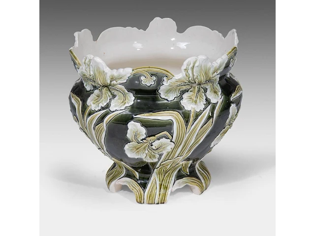 A green glazed ceramic jardinière on stand, decorated with lilies, total h: 126 cm - afbeelding 3 van  11