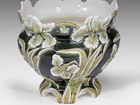 A green glazed ceramic jardinière on stand, decorated with lilies, total h: 126 cm - afbeelding 3 van  11