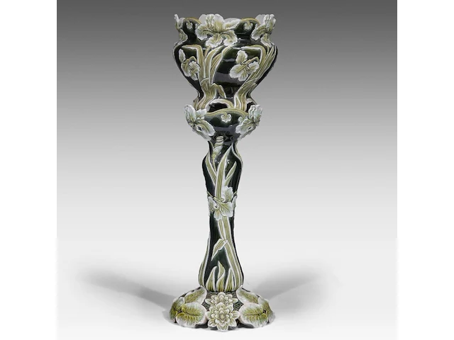 A green glazed ceramic jardinière on stand, decorated with lilies, total h: 126 cm - afbeelding 1 van  11