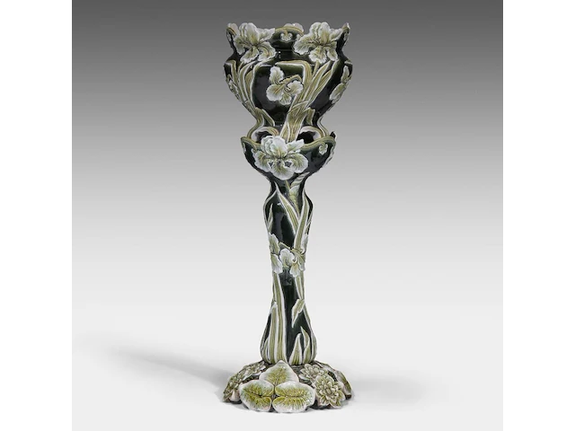 A green glazed ceramic jardinière on stand, decorated with lilies, total h: 126 cm - afbeelding 4 van  11