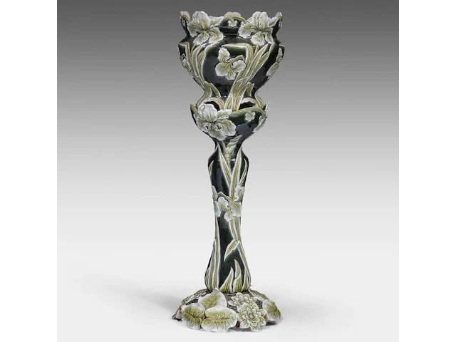 A green glazed ceramic jardinière on stand, decorated with lilies, total h: 126 cm - afbeelding 5 van  11