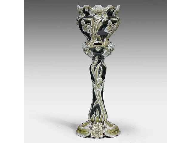 A green glazed ceramic jardinière on stand, decorated with lilies, total h: 126 cm - afbeelding 6 van  11