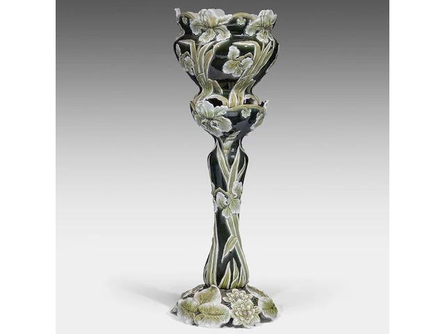 A green glazed ceramic jardinière on stand, decorated with lilies, total h: 126 cm - afbeelding 7 van  11