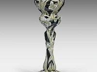 A green glazed ceramic jardinière on stand, decorated with lilies, total h: 126 cm - afbeelding 7 van  11