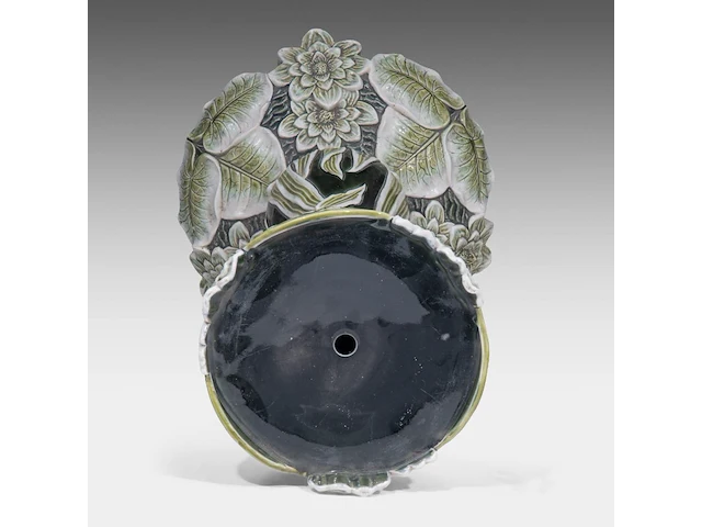 A green glazed ceramic jardinière on stand, decorated with lilies, total h: 126 cm - afbeelding 8 van  11
