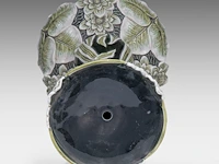 A green glazed ceramic jardinière on stand, decorated with lilies, total h: 126 cm - afbeelding 8 van  11