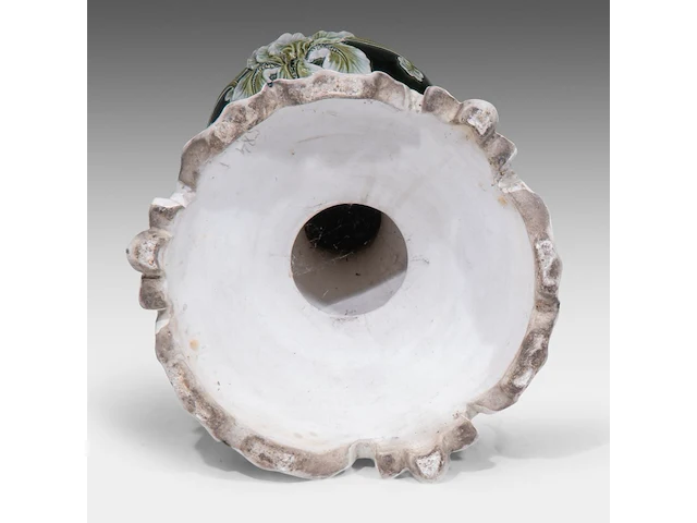 A green glazed ceramic jardinière on stand, decorated with lilies, total h: 126 cm - afbeelding 9 van  11