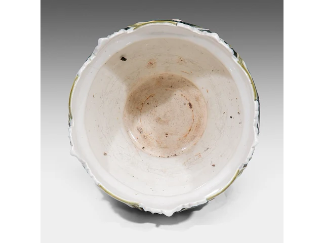 A green glazed ceramic jardinière on stand, decorated with lilies, total h: 126 cm - afbeelding 10 van  11
