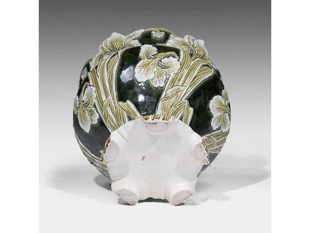 A green glazed ceramic jardinière on stand, decorated with lilies, total h: 126 cm - afbeelding 11 van  11