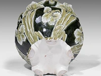 A green glazed ceramic jardinière on stand, decorated with lilies, total h: 126 cm - afbeelding 11 van  11