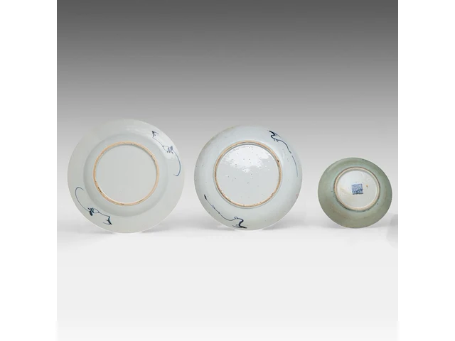 A group of chinese 19thc famille rose ware, incl. a 'dragon' octagonal footed bowl, h 7,5 - 20,5 x 21 cm - and a group of 18thc export porcelain, tallest h 21 cm - afbeelding 2 van  18