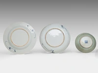 A group of chinese 19thc famille rose ware, incl. a 'dragon' octagonal footed bowl, h 7,5 - 20,5 x 21 cm - and a group of 18thc export porcelain, tallest h 21 cm - afbeelding 2 van  18