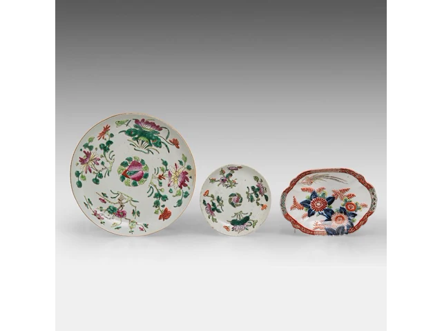 A group of chinese 19thc famille rose ware, incl. a 'dragon' octagonal footed bowl, h 7,5 - 20,5 x 21 cm - and a group of 18thc export porcelain, tallest h 21 cm - afbeelding 3 van  18