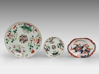 A group of chinese 19thc famille rose ware, incl. a 'dragon' octagonal footed bowl, h 7,5 - 20,5 x 21 cm - and a group of 18thc export porcelain, tallest h 21 cm - afbeelding 3 van  18