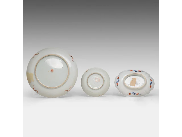 A group of chinese 19thc famille rose ware, incl. a 'dragon' octagonal footed bowl, h 7,5 - 20,5 x 21 cm - and a group of 18thc export porcelain, tallest h 21 cm - afbeelding 4 van  18