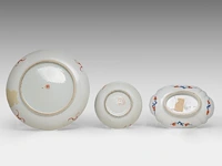 A group of chinese 19thc famille rose ware, incl. a 'dragon' octagonal footed bowl, h 7,5 - 20,5 x 21 cm - and a group of 18thc export porcelain, tallest h 21 cm - afbeelding 4 van  18