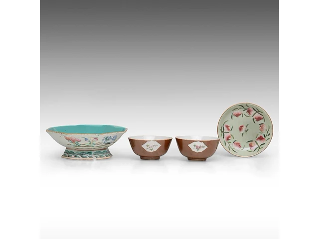 A group of chinese 19thc famille rose ware, incl. a 'dragon' octagonal footed bowl, h 7,5 - 20,5 x 21 cm - and a group of 18thc export porcelain, tallest h 21 cm - afbeelding 5 van  18