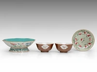 A group of chinese 19thc famille rose ware, incl. a 'dragon' octagonal footed bowl, h 7,5 - 20,5 x 21 cm - and a group of 18thc export porcelain, tallest h 21 cm - afbeelding 5 van  18