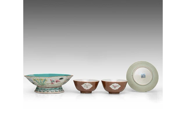 A group of chinese 19thc famille rose ware, incl. a 'dragon' octagonal footed bowl, h 7,5 - 20,5 x 21 cm - and a group of 18thc export porcelain, tallest h 21 cm - afbeelding 6 van  18