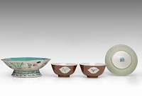 A group of chinese 19thc famille rose ware, incl. a 'dragon' octagonal footed bowl, h 7,5 - 20,5 x 21 cm - and a group of 18thc export porcelain, tallest h 21 cm - afbeelding 6 van  18