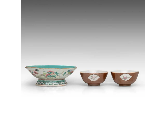 A group of chinese 19thc famille rose ware, incl. a 'dragon' octagonal footed bowl, h 7,5 - 20,5 x 21 cm - and a group of 18thc export porcelain, tallest h 21 cm - afbeelding 7 van  18