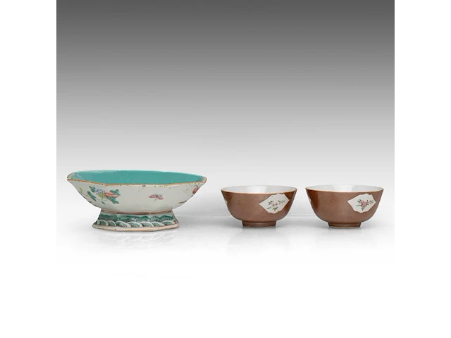 A group of chinese 19thc famille rose ware, incl. a 'dragon' octagonal footed bowl, h 7,5 - 20,5 x 21 cm - and a group of 18thc export porcelain, tallest h 21 cm - afbeelding 8 van  18