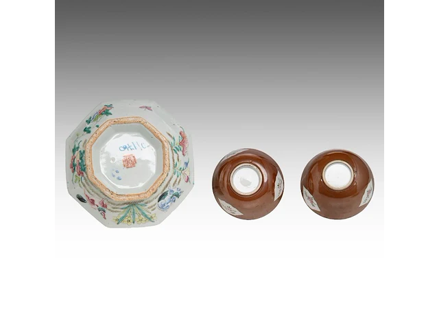 A group of chinese 19thc famille rose ware, incl. a 'dragon' octagonal footed bowl, h 7,5 - 20,5 x 21 cm - and a group of 18thc export porcelain, tallest h 21 cm - afbeelding 9 van  18
