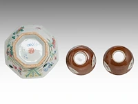 A group of chinese 19thc famille rose ware, incl. a 'dragon' octagonal footed bowl, h 7,5 - 20,5 x 21 cm - and a group of 18thc export porcelain, tallest h 21 cm - afbeelding 9 van  18