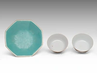 A group of chinese 19thc famille rose ware, incl. a 'dragon' octagonal footed bowl, h 7,5 - 20,5 x 21 cm - and a group of 18thc export porcelain, tallest h 21 cm - afbeelding 10 van  18