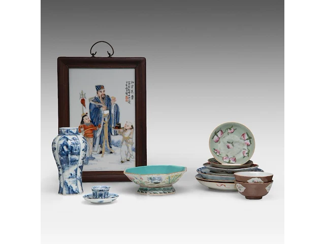 A group of chinese 19thc famille rose ware, incl. a 'dragon' octagonal footed bowl, h 7,5 - 20,5 x 21 cm - and a group of 18thc export porcelain, tallest h 21 cm - afbeelding 1 van  18