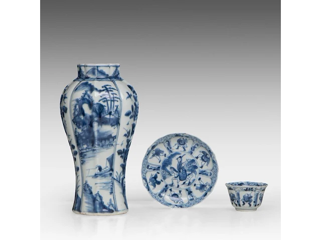 A group of chinese 19thc famille rose ware, incl. a 'dragon' octagonal footed bowl, h 7,5 - 20,5 x 21 cm - and a group of 18thc export porcelain, tallest h 21 cm - afbeelding 12 van  18
