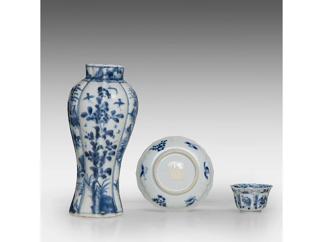 A group of chinese 19thc famille rose ware, incl. a 'dragon' octagonal footed bowl, h 7,5 - 20,5 x 21 cm - and a group of 18thc export porcelain, tallest h 21 cm - afbeelding 13 van  18