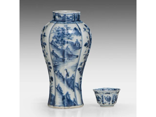 A group of chinese 19thc famille rose ware, incl. a 'dragon' octagonal footed bowl, h 7,5 - 20,5 x 21 cm - and a group of 18thc export porcelain, tallest h 21 cm - afbeelding 14 van  18