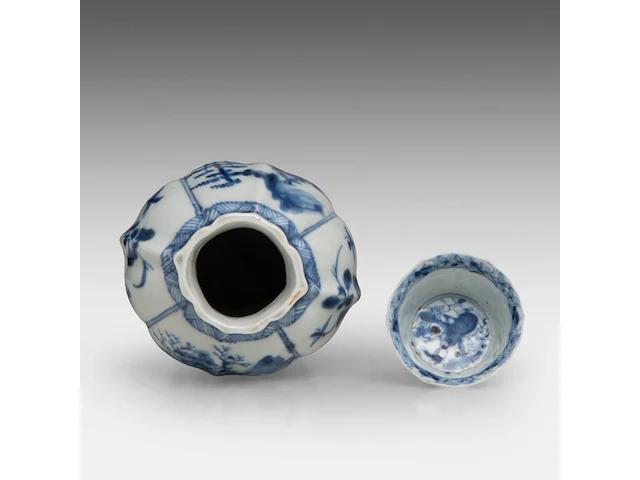 A group of chinese 19thc famille rose ware, incl. a 'dragon' octagonal footed bowl, h 7,5 - 20,5 x 21 cm - and a group of 18thc export porcelain, tallest h 21 cm - afbeelding 16 van  18