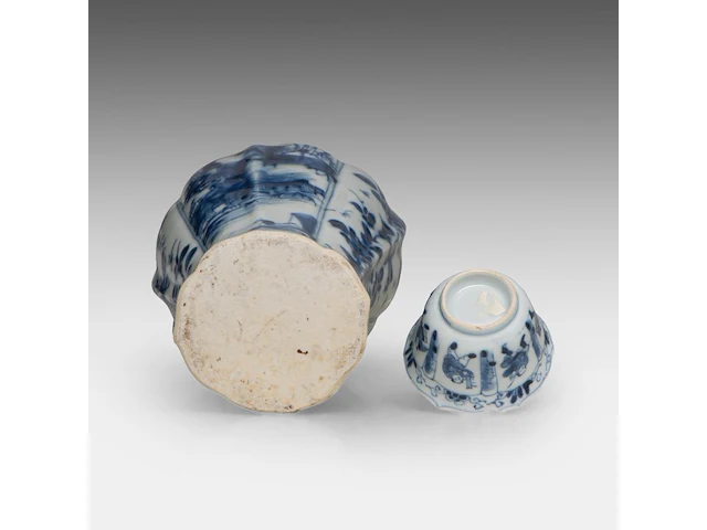 A group of chinese 19thc famille rose ware, incl. a 'dragon' octagonal footed bowl, h 7,5 - 20,5 x 21 cm - and a group of 18thc export porcelain, tallest h 21 cm - afbeelding 17 van  18