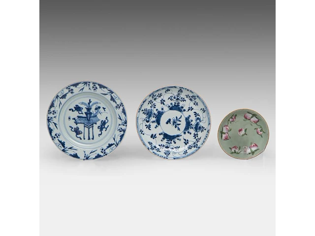 A group of chinese 19thc famille rose ware, incl. a 'dragon' octagonal footed bowl, h 7,5 - 20,5 x 21 cm - and a group of 18thc export porcelain, tallest h 21 cm - afbeelding 18 van  18