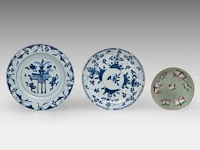 A group of chinese 19thc famille rose ware, incl. a 'dragon' octagonal footed bowl, h 7,5 - 20,5 x 21 cm - and a group of 18thc export porcelain, tallest h 21 cm - afbeelding 18 van  18